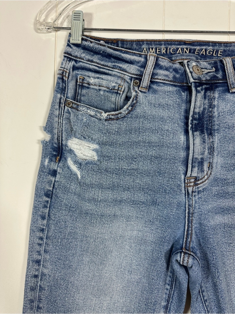 American Eagle Sz 2 Reg Distressed Stretch Mom Jeans Light Blue Denim Stretch - Picture 2 of 16